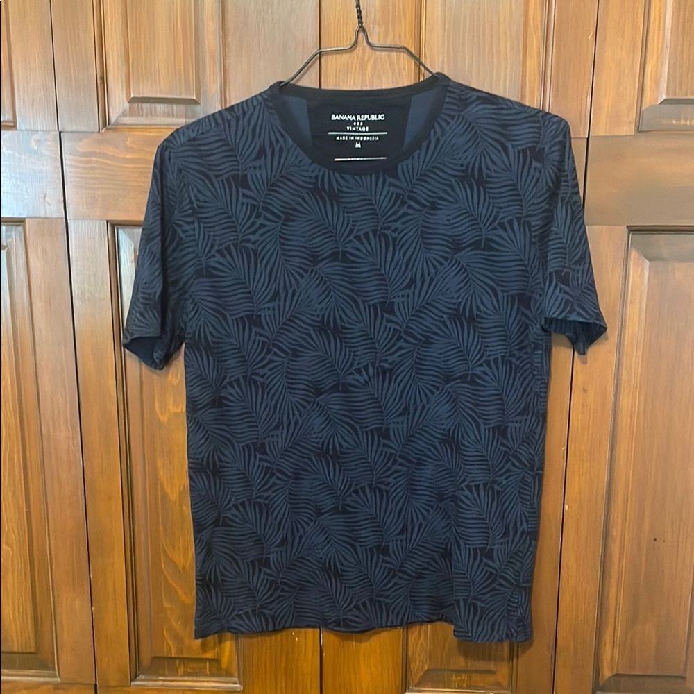 Banana Republic Vintage Men’s T-Shirt W/Distinct Palm Leaf Design. Size M.
